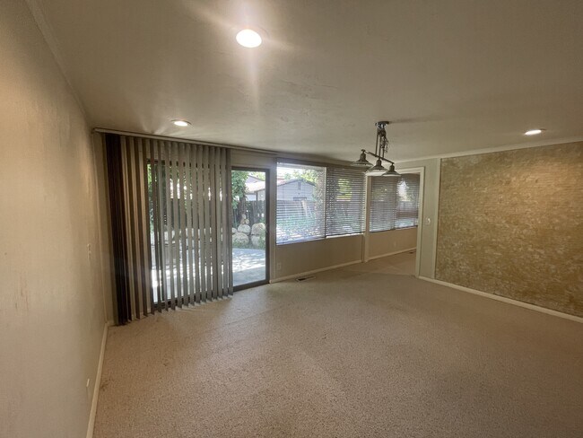 Building Photo - 1576 E Lakewood Dr