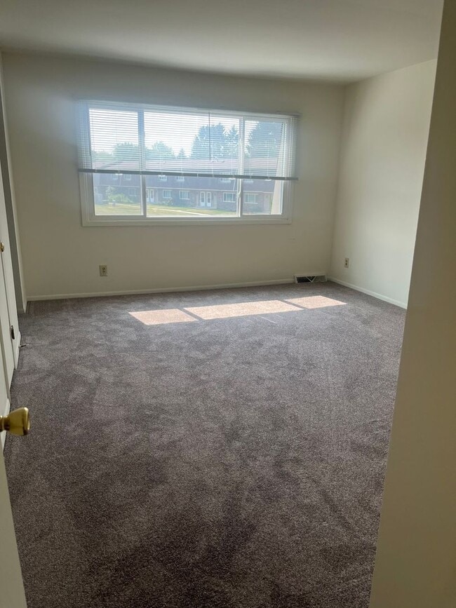 Building Photo - 3 Bedroom 2 1/2 Bath Townhome