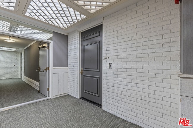 Building Photo - 1260 S Beverly Glen Blvd