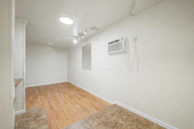 Building Photo - 7418 E Farmdale Ave