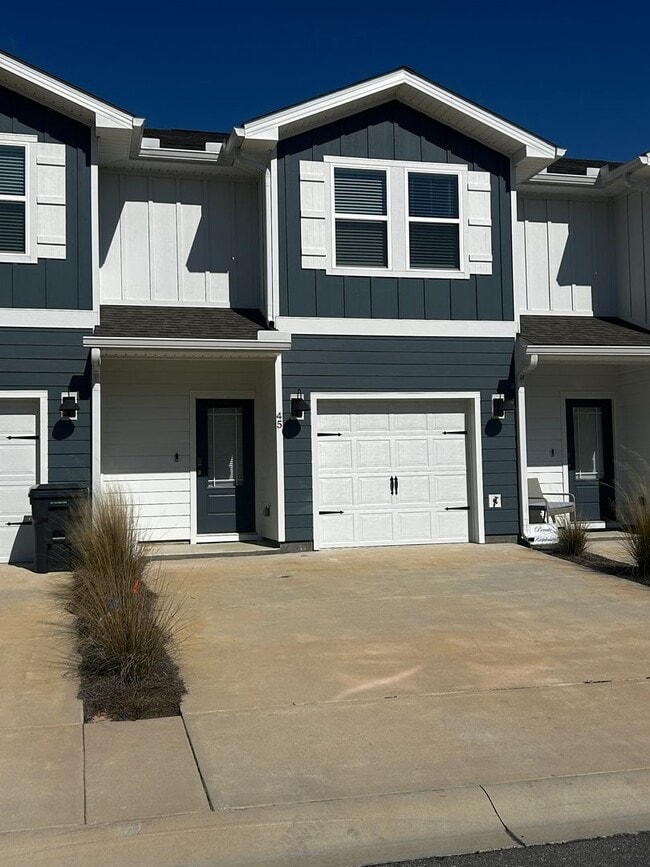 Building Photo - Beautiful Newer Townhouse with all LVP