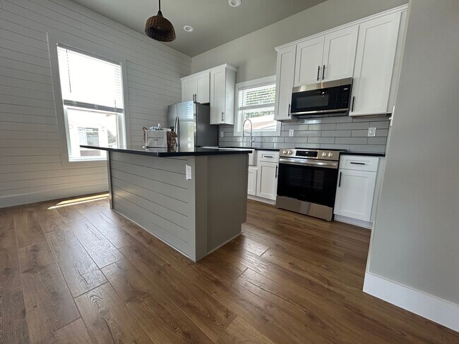 Building Photo - 211 Auttie Cir