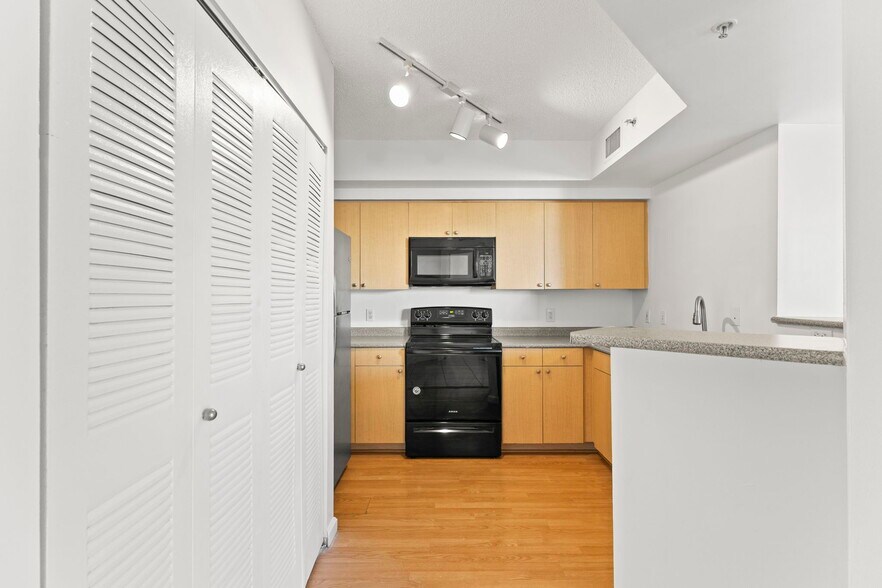 Building Photo - 1919 Van Buren St