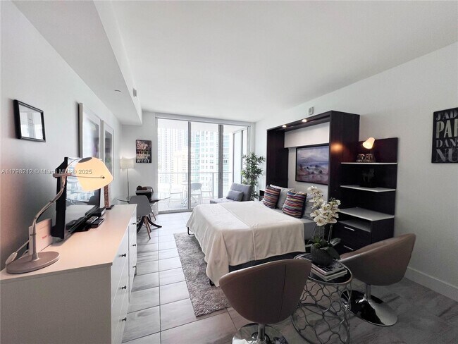 Building Photo - 1300 Brickell Bay Dr