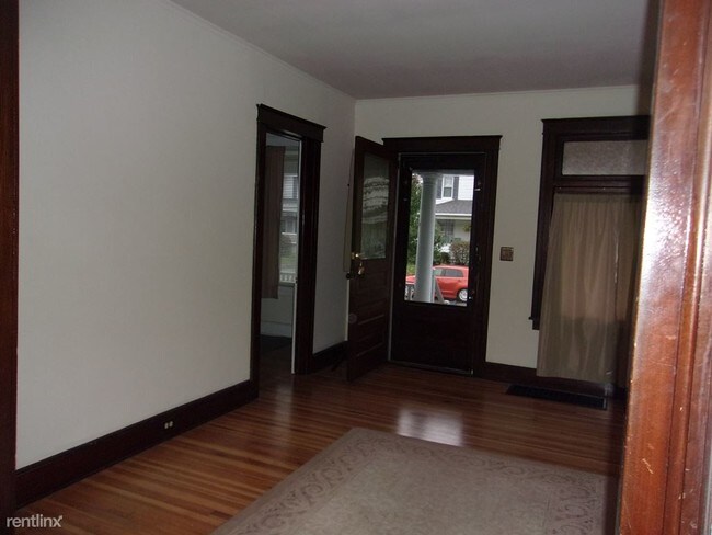 Building Photo - 3 br, 1 bath Apartment - 25 Margaret St