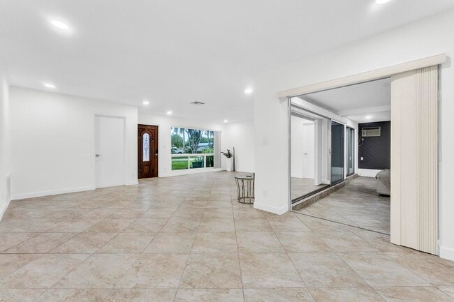 Building Photo - 5921 NE 15th Ave