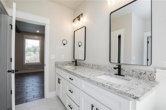 Building Photo - 104 White Oak St