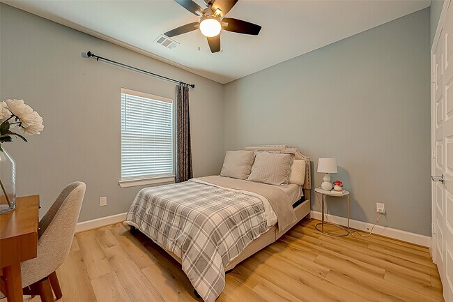 Building Photo - 909-A W 35th St