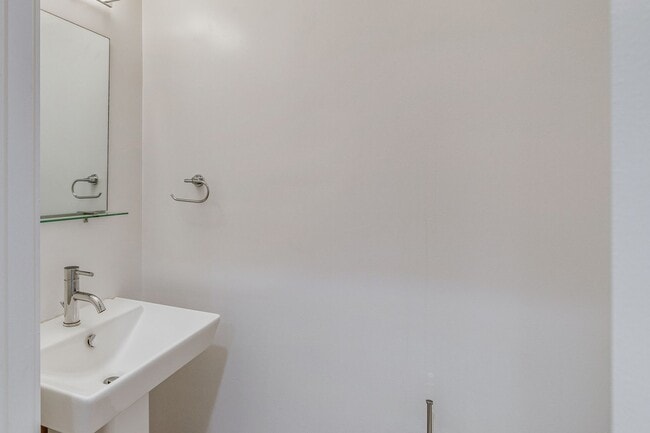 Building Photo - Northern Liberties Townhome with Parking