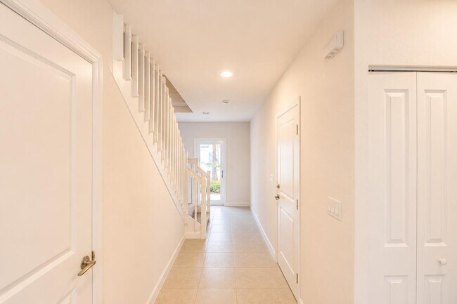 Building Photo - 5085 SW 37th St
