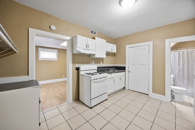 Building Photo - 744 Diamond Ave