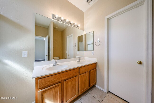 Building Photo - 44115 Askew Dr