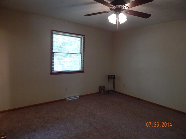 Building Photo - 3 bedroom, 2.75 bath, 2 car garage, family...