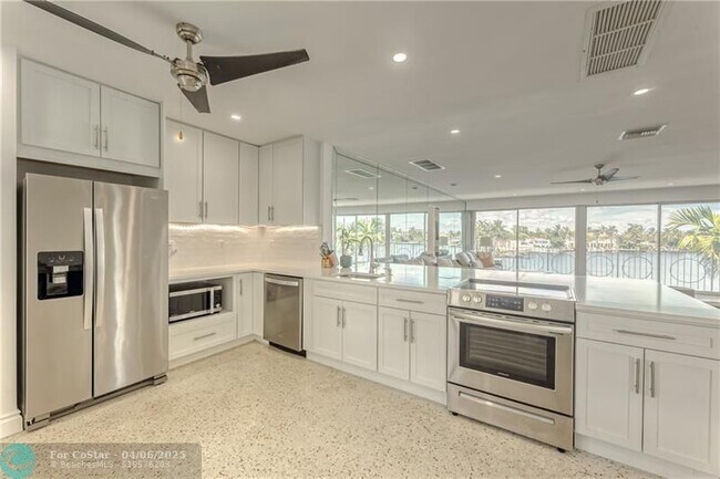 Building Photo - 2717 Yacht Club Blvd