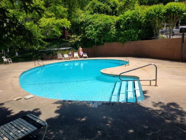 Building Photo - 185 Forest View Dr