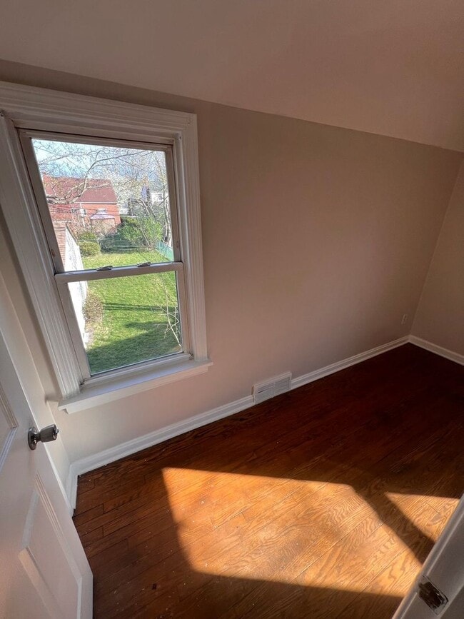 Building Photo - 3 Bed, 1 Bath – 1,234 Sq Ft