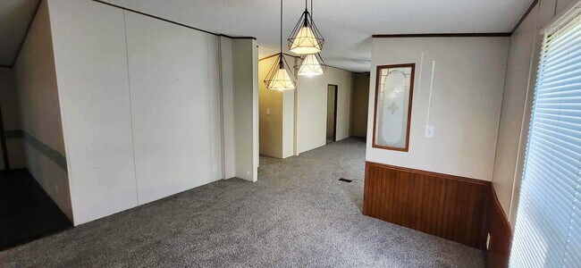 Building Photo - 3024 E 13th Ct