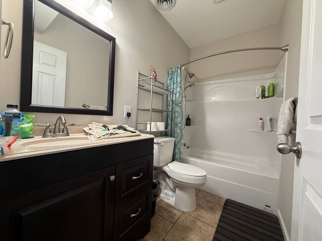 Building Photo - 3 Bedroom 3.5 Bathroom Home Located in Greeneville, TN