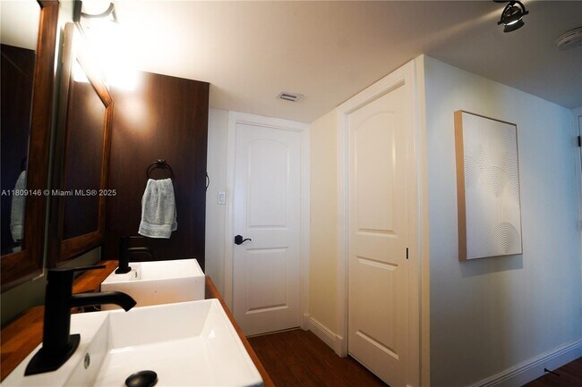 Building Photo - 18031 Biscayne Blvd