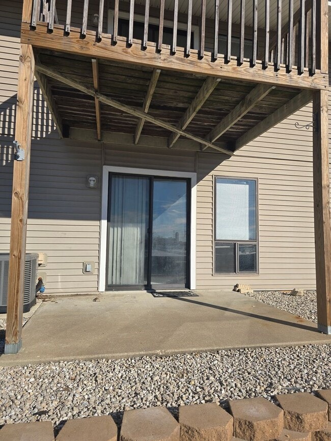 Building Photo - 2 Bedroom 1 Bathroom Apartment in the heart of Osage Beach!!