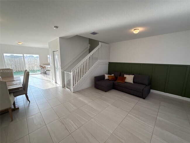 Building Photo - 412 NW 12th Pl