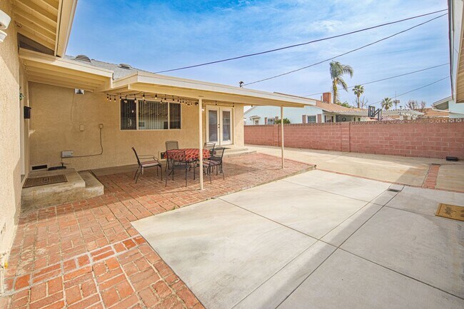 Building Photo - 549 N La Sena Ave