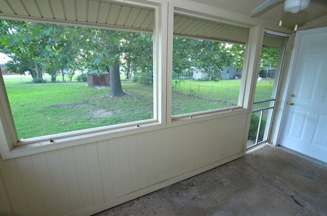 Building Photo - 712 S Apple St