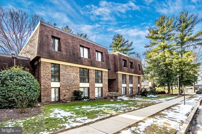 Building Photo - 5232 W Running Brook Rd