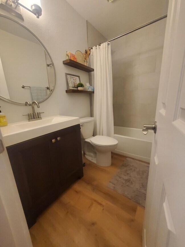 Building Photo - Updated and Spacious 1 Bedroom with Attached Garage!