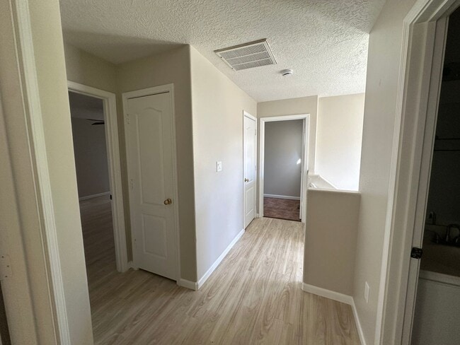 Building Photo - 3 bedroom 2.5 Bath Home in gated NE heights