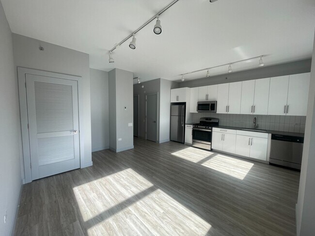Building Photo - 331 S Wells St