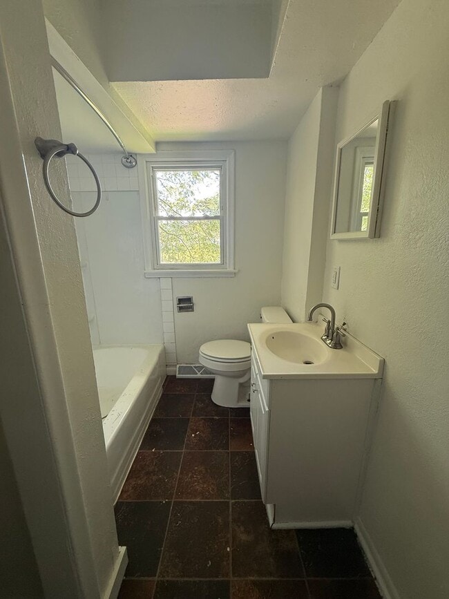 Building Photo - Move in ready! Large 4 bedroom home.