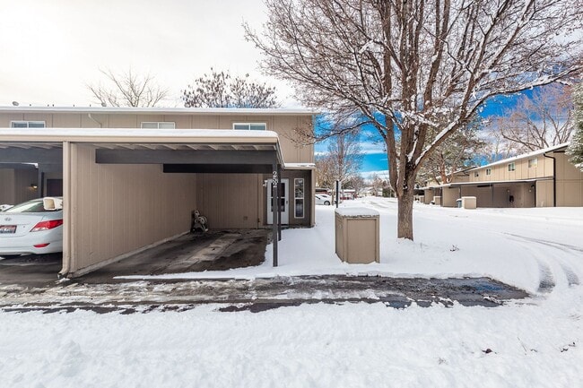 Building Photo - Newly Renovated 2 Bed 1.5 Bath Townhouse