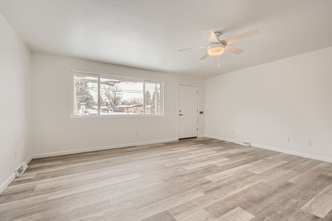 Building Photo - Newly Updated Duplex- Private fenced Yard-...