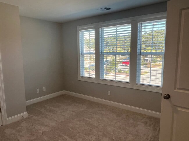 Building Photo - 3 Bedroom Townhouse in Washington Square!