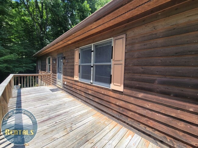 Building Photo - 3/2 One-Level Living Cabin in A Serene Setting!