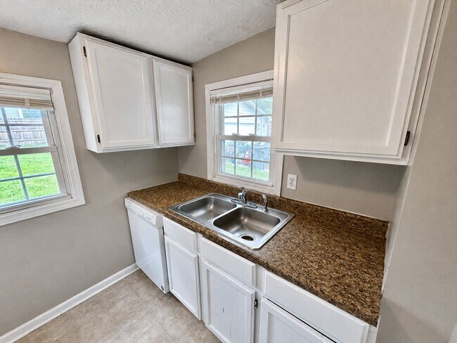 Building Photo - 627 Golfview Dr