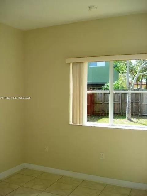 Building Photo - 2540 NE 41st Terrace