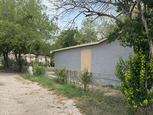 Building Photo - Move In Ready! Charming Corner Lot Home wi...