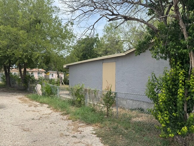 Building Photo - Move In Ready! Corner Lot Home with Update...