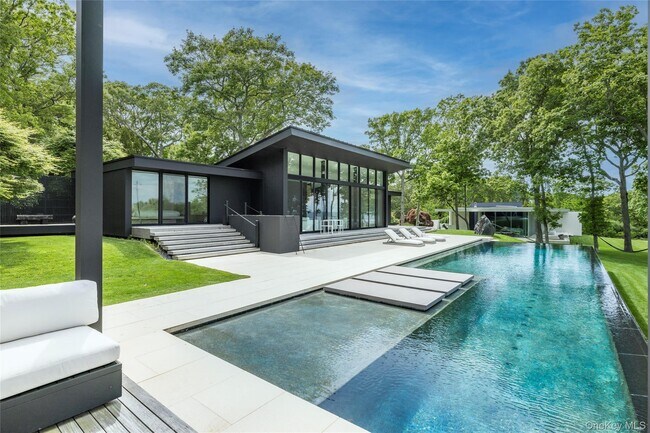 Building Photo - 20-22 Hedges Banks Dr