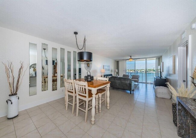 Building Photo - 6083 Bahia Del Mar Cir N