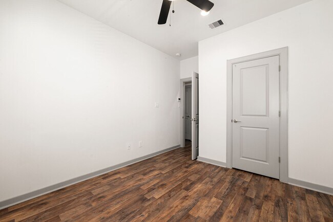 Building Photo - 725 Emile St