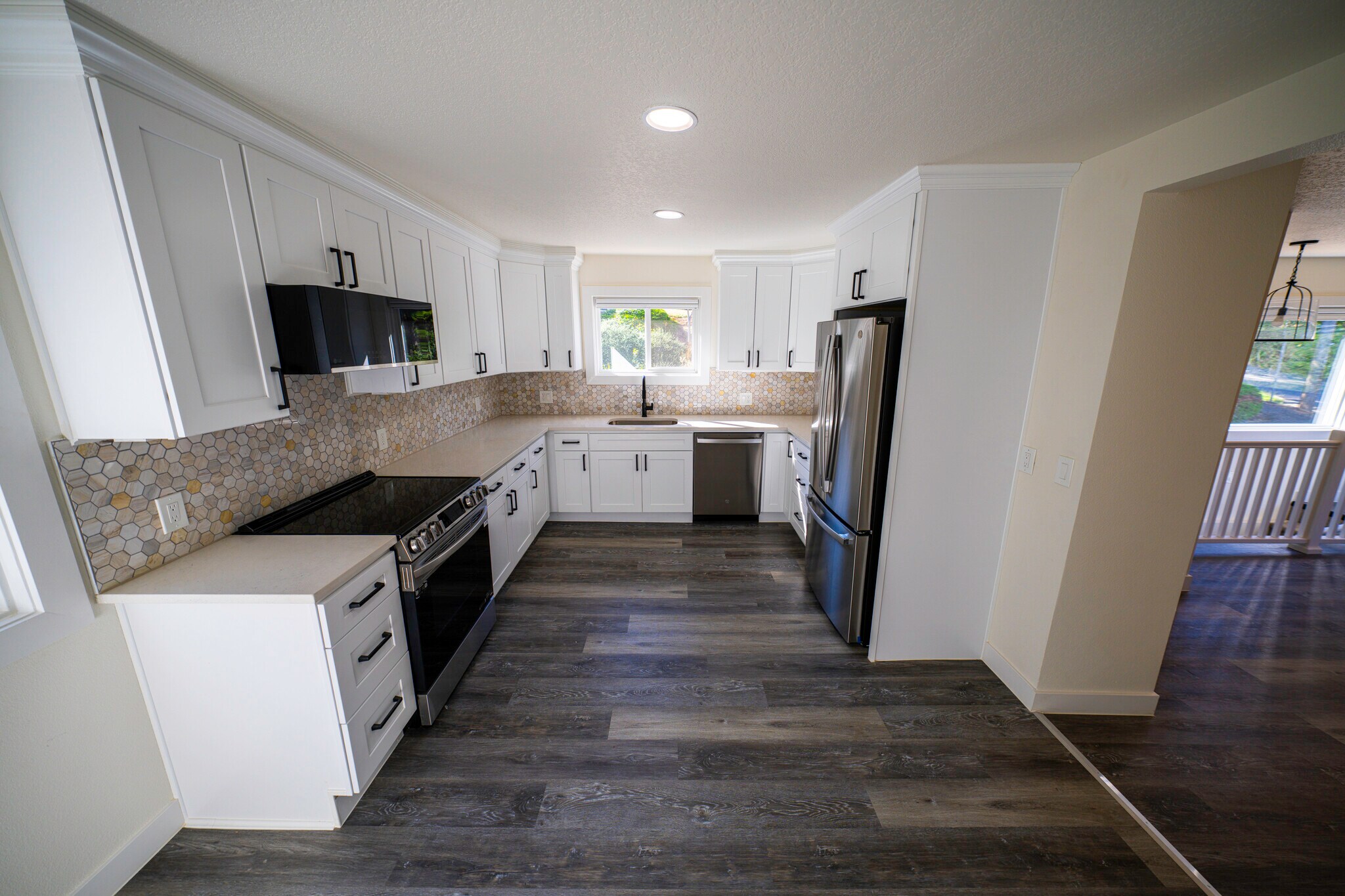 kitchen - 4685 Riverview Ave