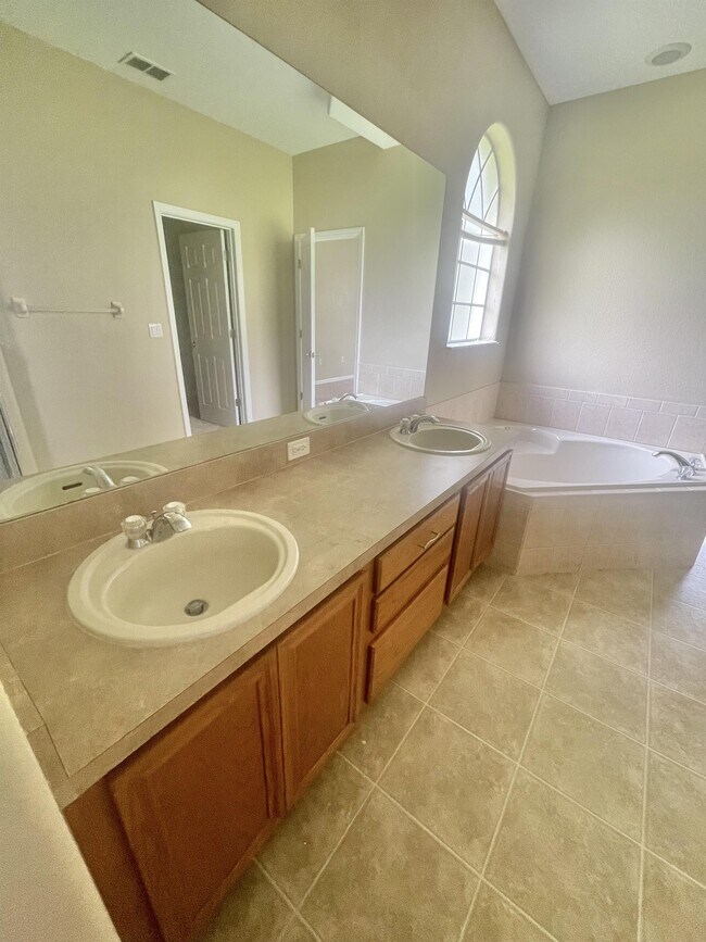 Building Photo - 2801 Eagles Roost Cir