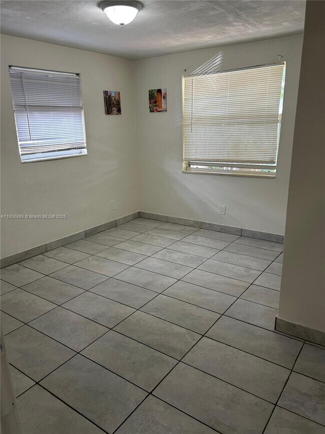 Building Photo - 2615 NW 13th Ct