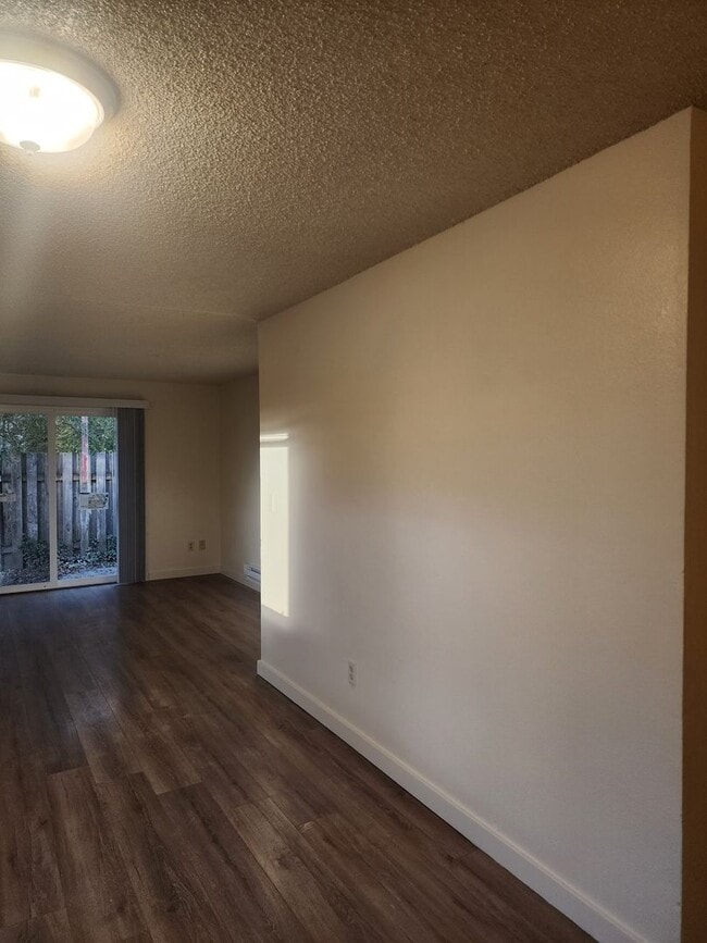 Building Photo - 903 Filbert Ct