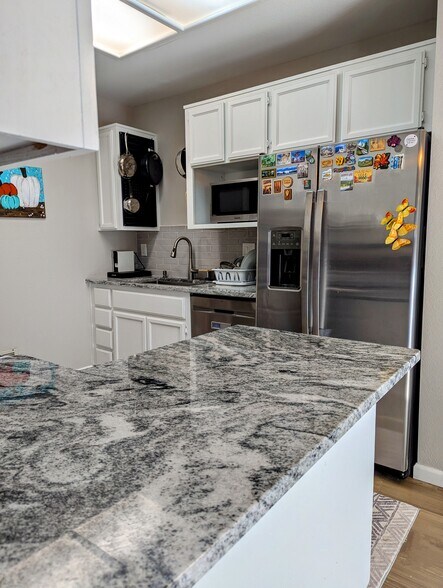 Kitchen w/ granite countertops - 3907 Vine St