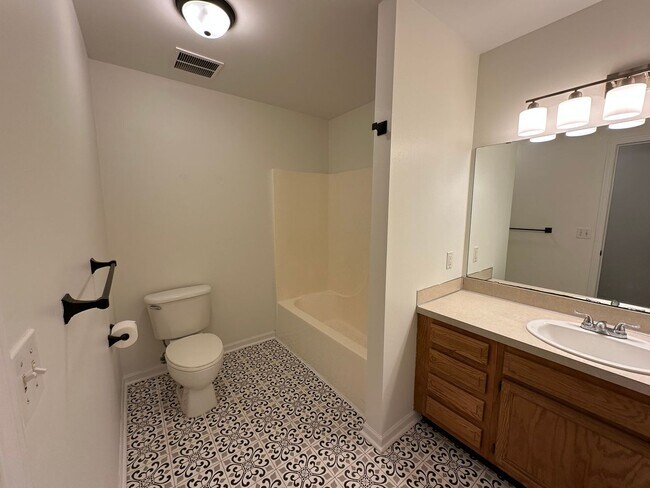 Building Photo - Caledonia Condo! Two Bedroom - Two Full Ba...