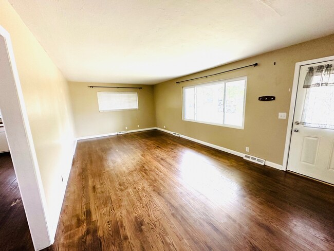 Building Photo - For Lease: Split-Level Ranch Home (4-Beds/2-Baths)